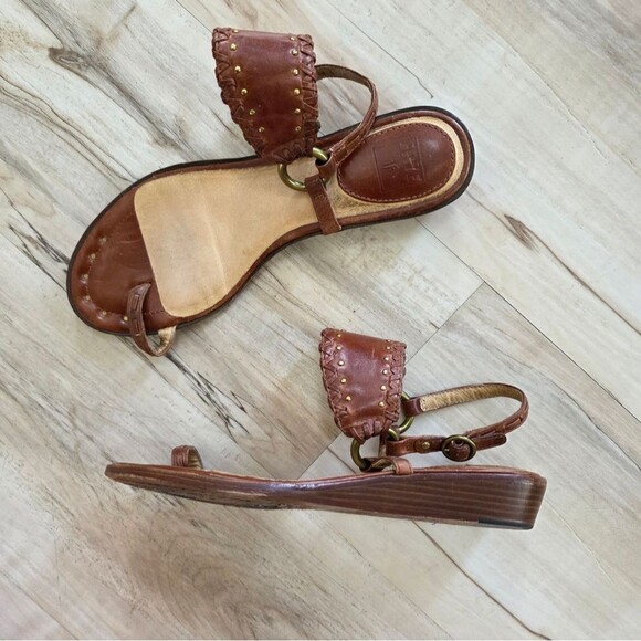 FRYE Avery Toe Ring Boho Leather Sandals Sz 7.5M Ankle Strap Studded Brown Low - Picture 1 of 12